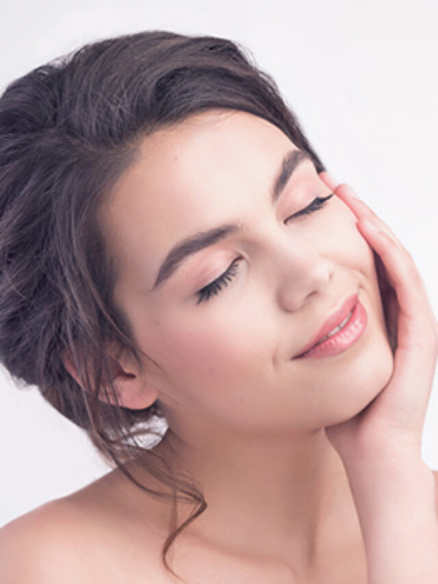 8 Methods To Brighten Skin Naturally At Home